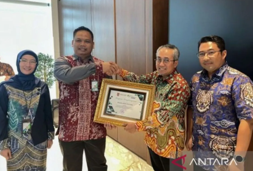 BPJS Ketenagakerjaan Tanah Bumbu anugerahi paritrana award kepada dua perusahaan
