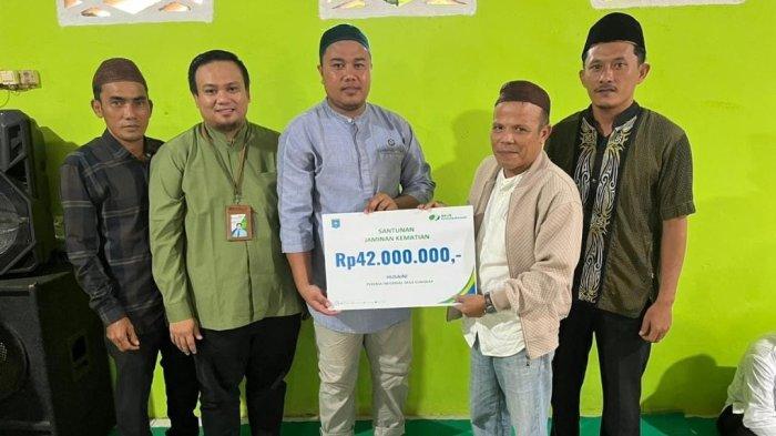 BPJS Ketenagakerjaan Pangkalpinang Serahkan Santunan Kematian di Desa Sungkap Bangka Tengah