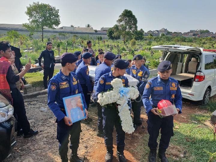 Keluarga Anggota Damkar Depok yang Gugur dalam Tugas Terima Santunan Kematian dan Beasiswa Anak Rp290 Juta