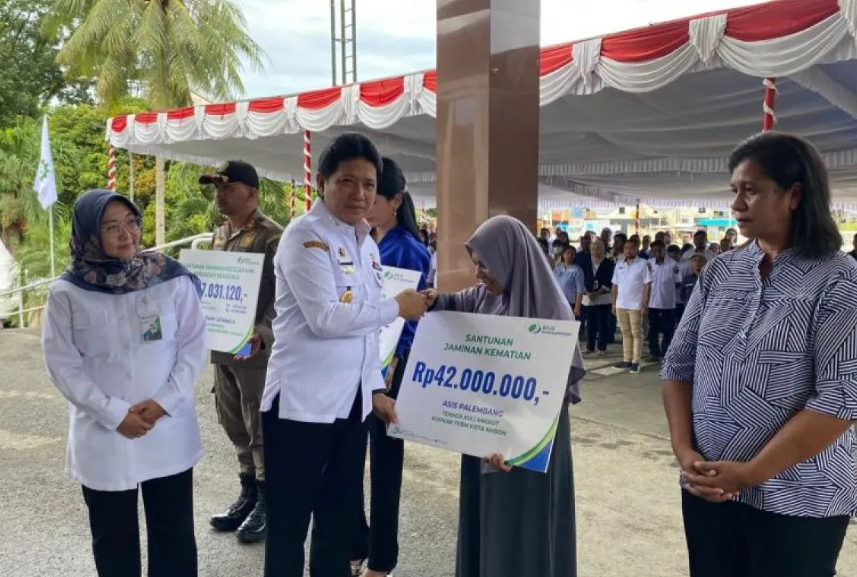 BPJS Ketenagakerjaan Maluku serahkan santunan JKM dan JKK ke pekerja