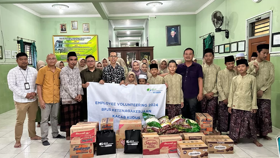 BPJS Ketenagakerjaan Serahkan Bantuan Sembako untuk Panti Asuhan di Kudus