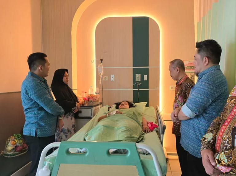 Kepala BPJS Ketenagakerjaan Pekalongan Jenguk Mahasiswa Magang yang Alami Kecelakaan Kerja