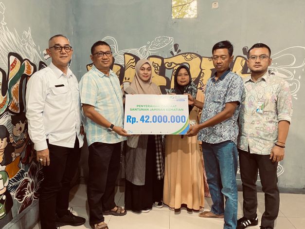 BPJS Ketenagakerjaan Serahkan JKM ke Karyawan Wareh Kupie Pekanbaru