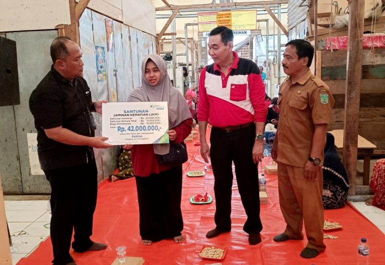 BPJS Ketenagakerjaan Pasuruan Serahkan Simbolis Santunan Rp42 Juta untuk Ahli Waris Pedagang Pasar