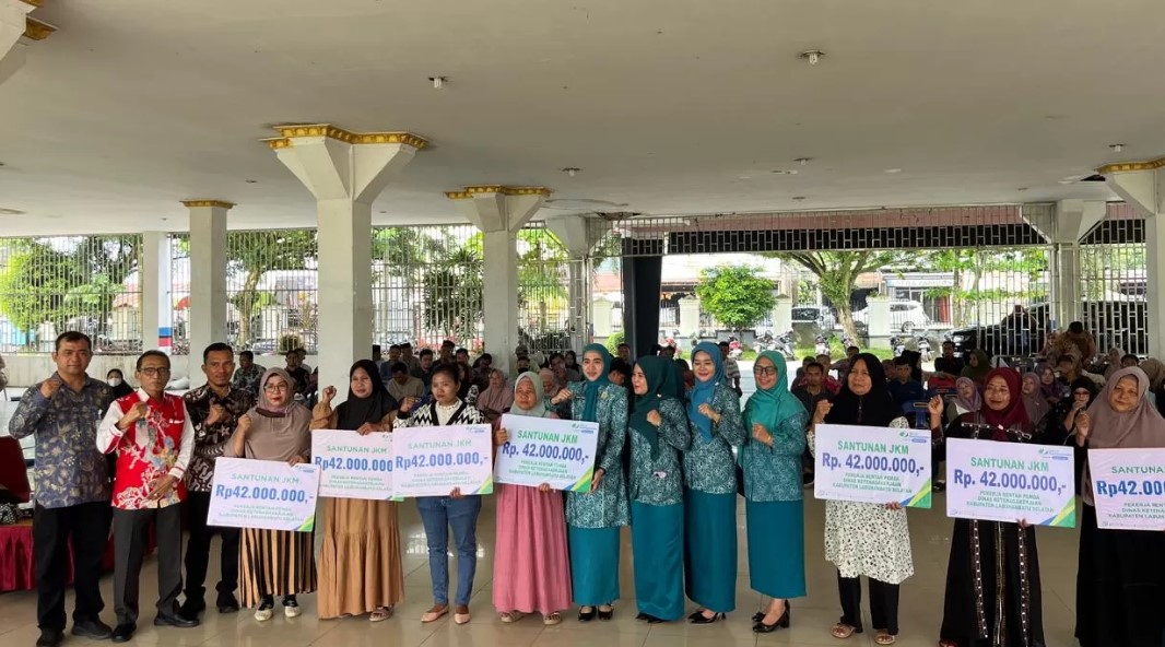 BPJS Ketenagakerjaan Labuhanbatu Selatan Serahkan Santunan Kematian kepada 8 Ahli Waris Pekerja Rentan