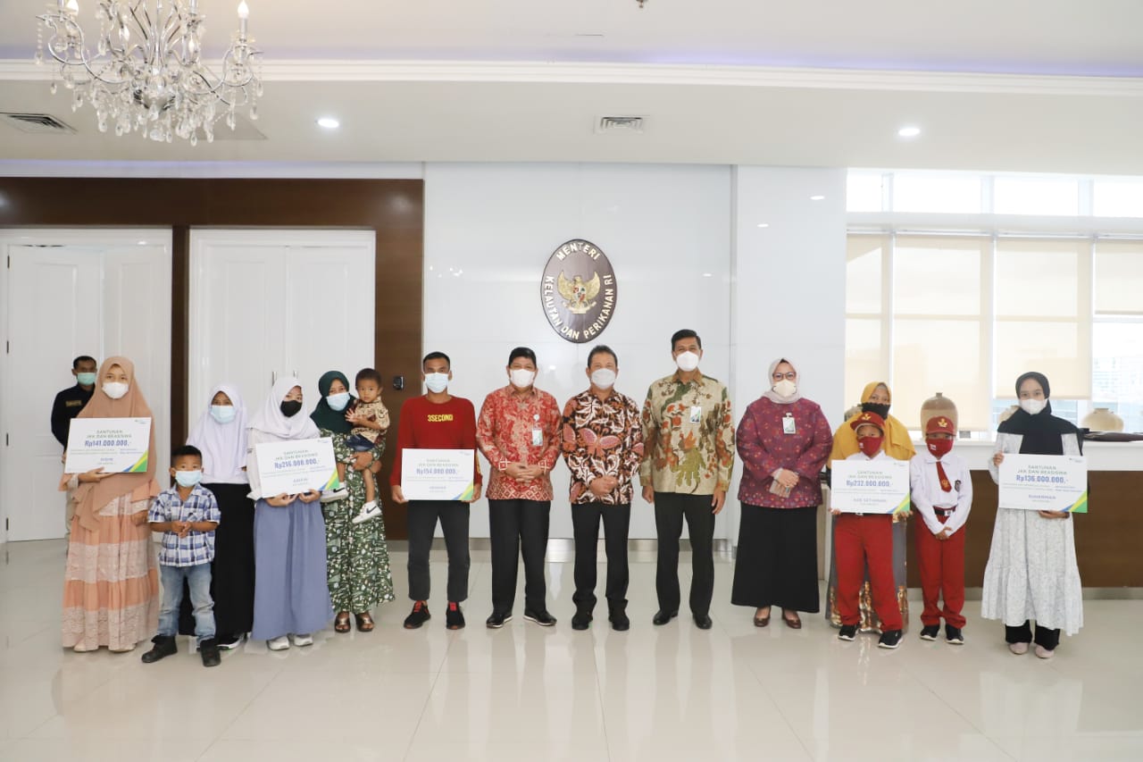 KKP Serahkan Santunan BPJAMSOSTEK Rp1,99 Miliar untuk Keluarga ABK Korban KM Hentri I