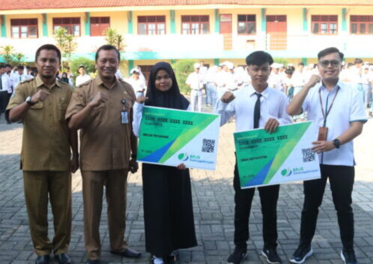 BPJS Ketenagakerjaan Serahkan Kartu Jaminan Keselamatan Kerja ke Siswa PKL SMKN 1 Pamekasan