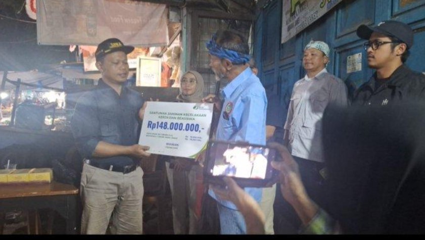 BPJS Ketenagakerjaan Bandung Suci Serahkan Santunan Kepada Ahli Waris Pedagang Pasar Ciroyom